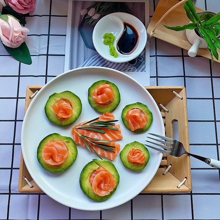 全营养轻食，牛油果三文鱼刺身拼盘的做法