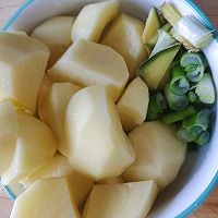 五花肉豆角炖土豆的做法图解3