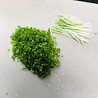 #春季减肥，边吃边瘦#饺子皮葱油饼的做法图解1