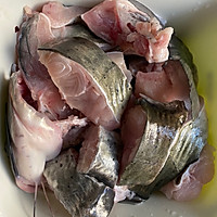砂锅豆豉清江鱼的做法图解1