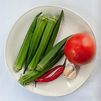 酸辣西紅柿拌秋葵--凉菜的做法图解1