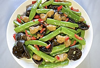 #立冬第一补# 豇豆黑木耳炒肉丁的做法