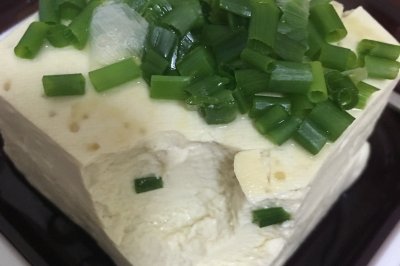 超简单下饭菜：电饭锅葱香蒸豆腐