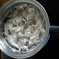 蘑菇豆腐汤的做法图解1