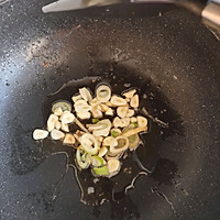 家常土豆香菇炖鸡翅根的做法图解2