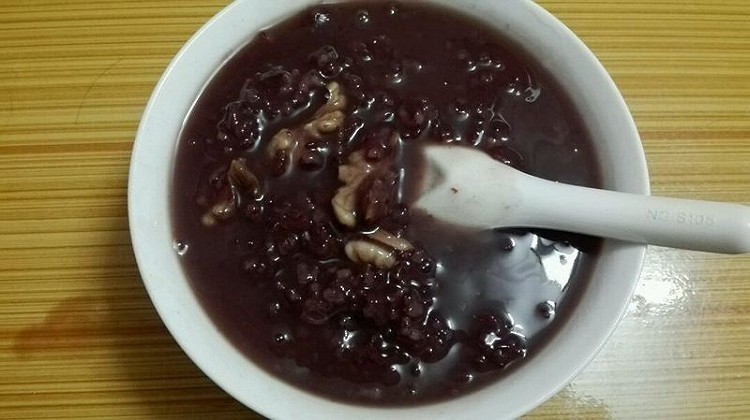 核桃紫米粥的做法