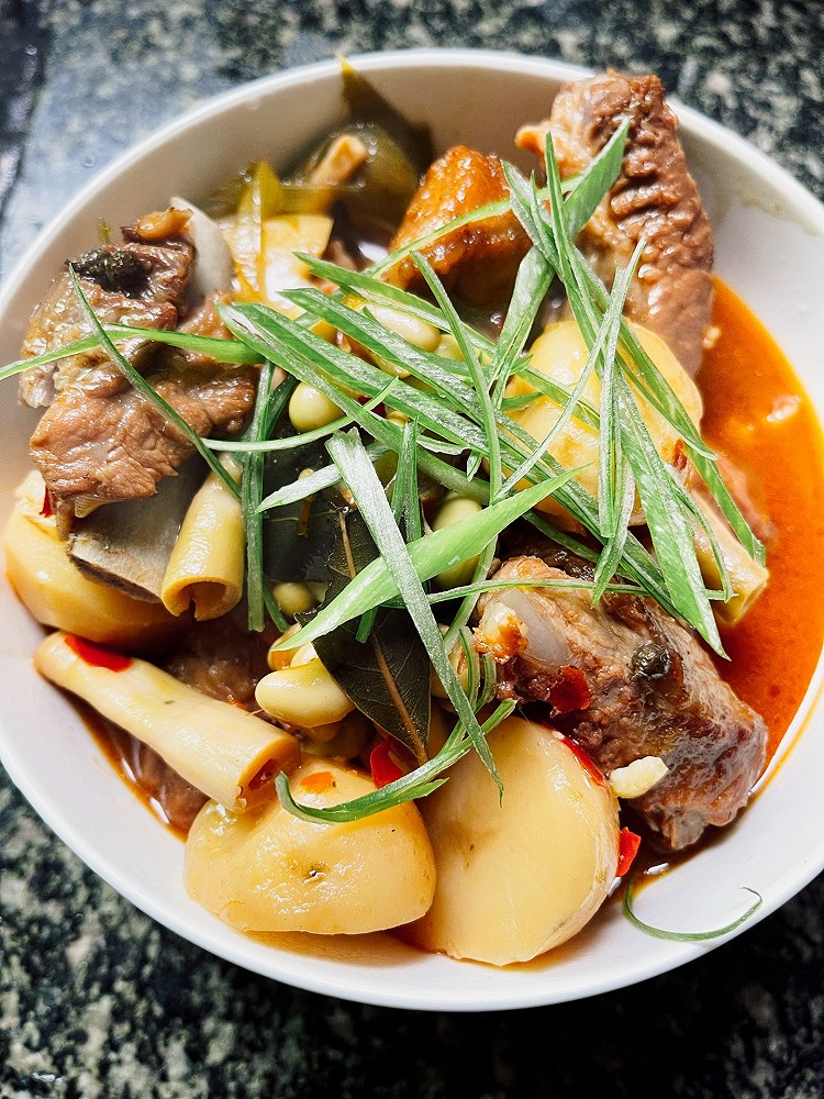 土豆笋子青豆烧排骨的做法