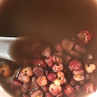 减肥神器红豆薏米芡实土茯苓汤的做法图解1