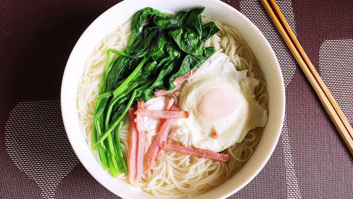 暖暖的一碗菠菜火腿鸡汤面