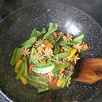 荷兰豆炒鱿鱼花的做法图解4