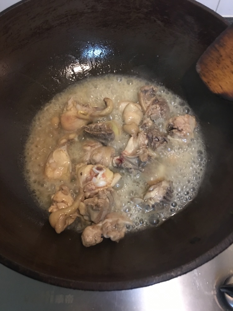 栗子鸡块的做法图解2