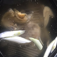 幽默大厨带你学：广式黄油鸡煲峨眉山笋尖的做法图解3