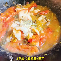 #中秋节还可以这么过# 酸菜番茄黑鱼煲的做法图解4
