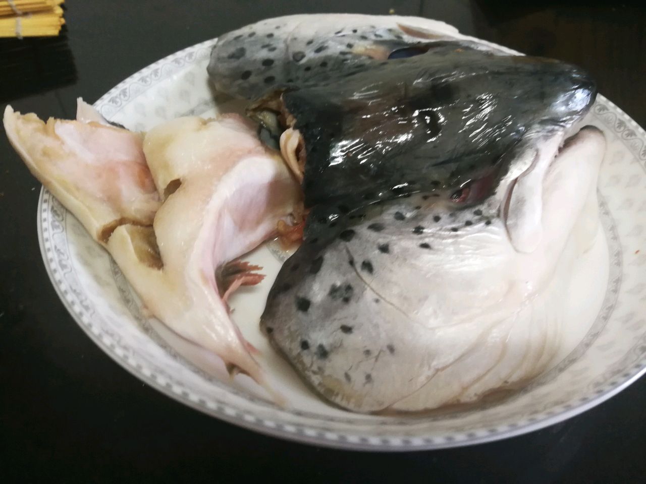 干锅三文鱼头怎么做_干锅三文鱼头的做法_麦子老妈_豆果美食