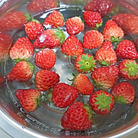 #元宵节美食大赏#草莓糖葫芦的做法图解2