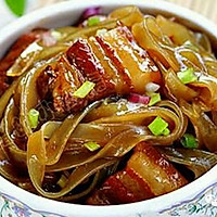 五花肉炖宽粉的做法图解1