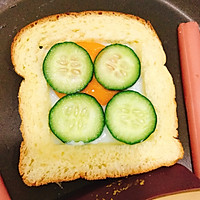 一片吐司也能做出美味三明治：太阳蛋青瓜火腿三明治的做法图解3
