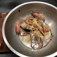 酸酸甜甜的茄汁大虾的做法图解2
