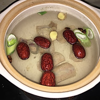 莴苣炖排骨的做法图解1