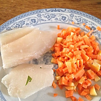 保健食谱：幼儿成长--胡萝卜鲜鱼粥的做法图解1