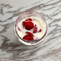 草莓果昔坚果酸奶杯#爽口凉菜，开胃一夏！#的做法图解2