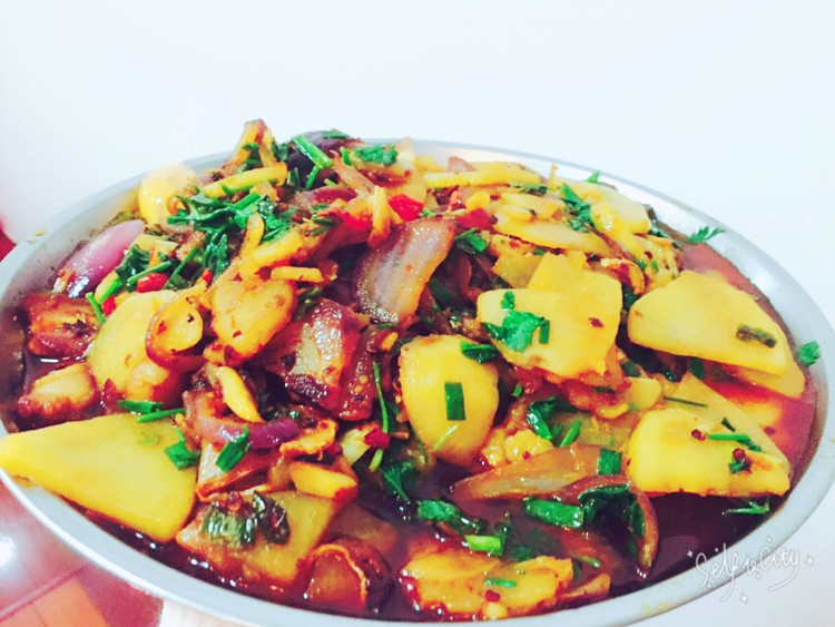 五花肉干锅土豆的做法