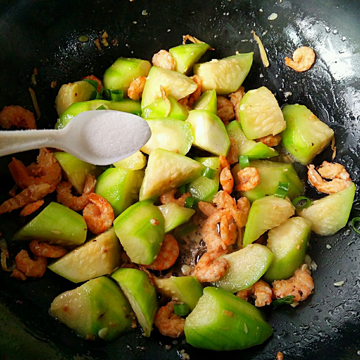 蒜蓉丝瓜的正确做法，翠绿不变色，好吃又下饭一次多吃三碗饭！ - 哔哩哔哩