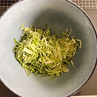 西葫虾仁煎饺的做法图解2