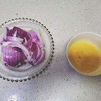 缤纷色彩洋葱炒鸡蛋的做法图解2