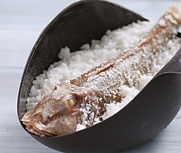 盐焗红头鱼的做法