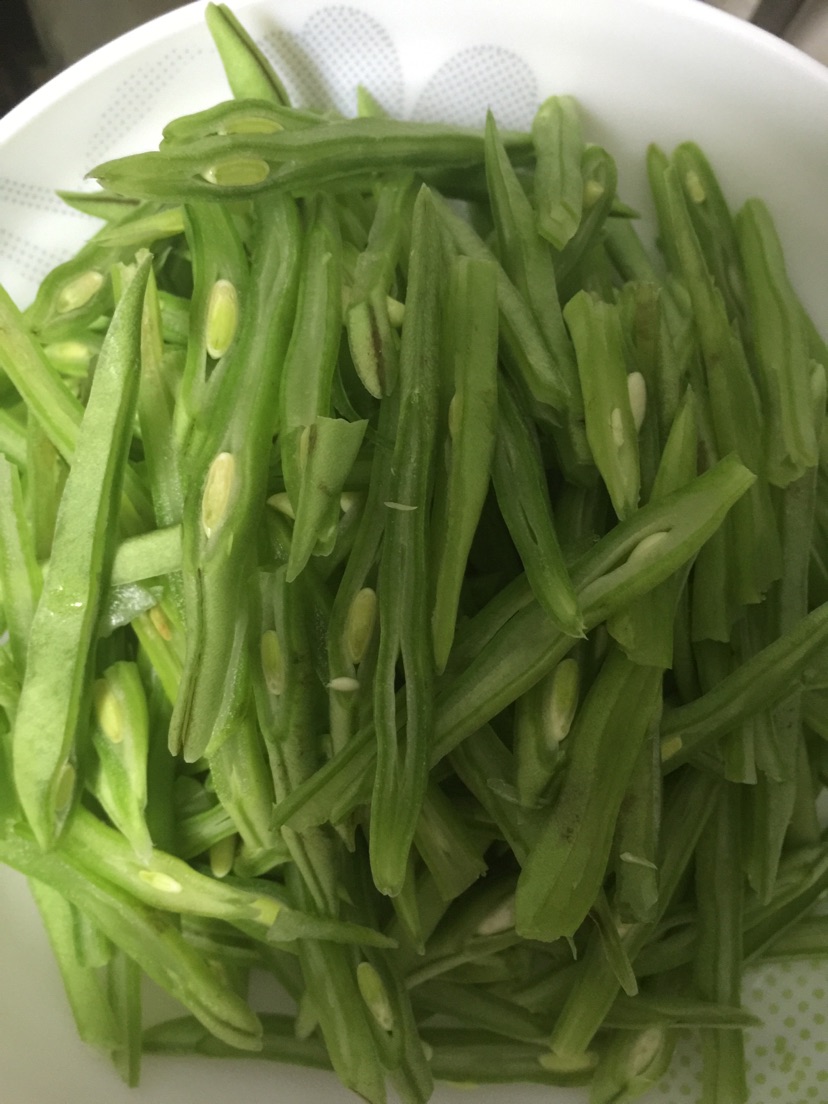 炒扁豆丝?红香肠的做法图解1