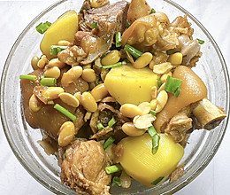 #年夜饭菜谱# 土豆黄豆焖猪脚的做法