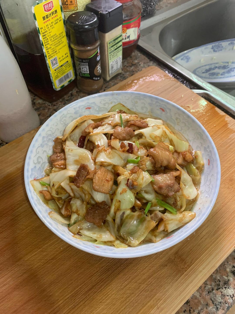 包菜爆炒五花肉的做法