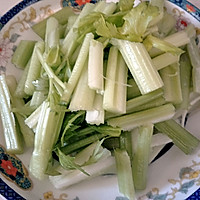 红椒西芹鸡蛋干的做法图解3