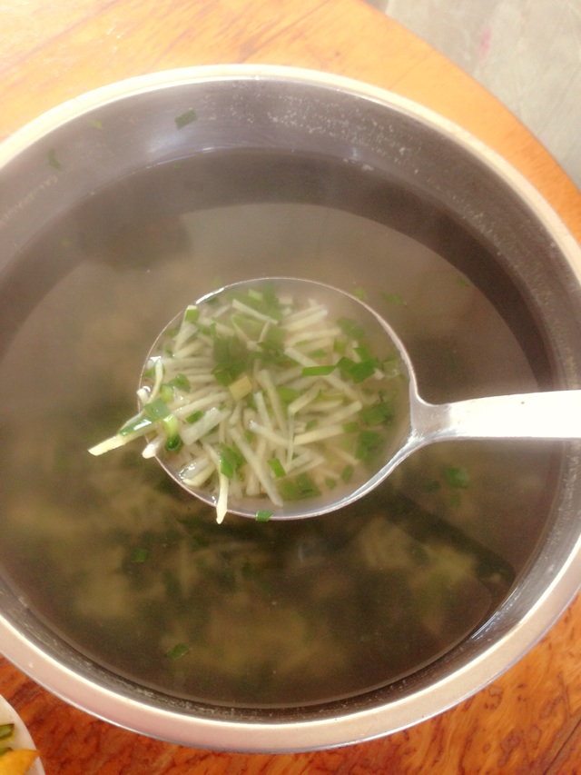 土豆丝韭菜汤的做法