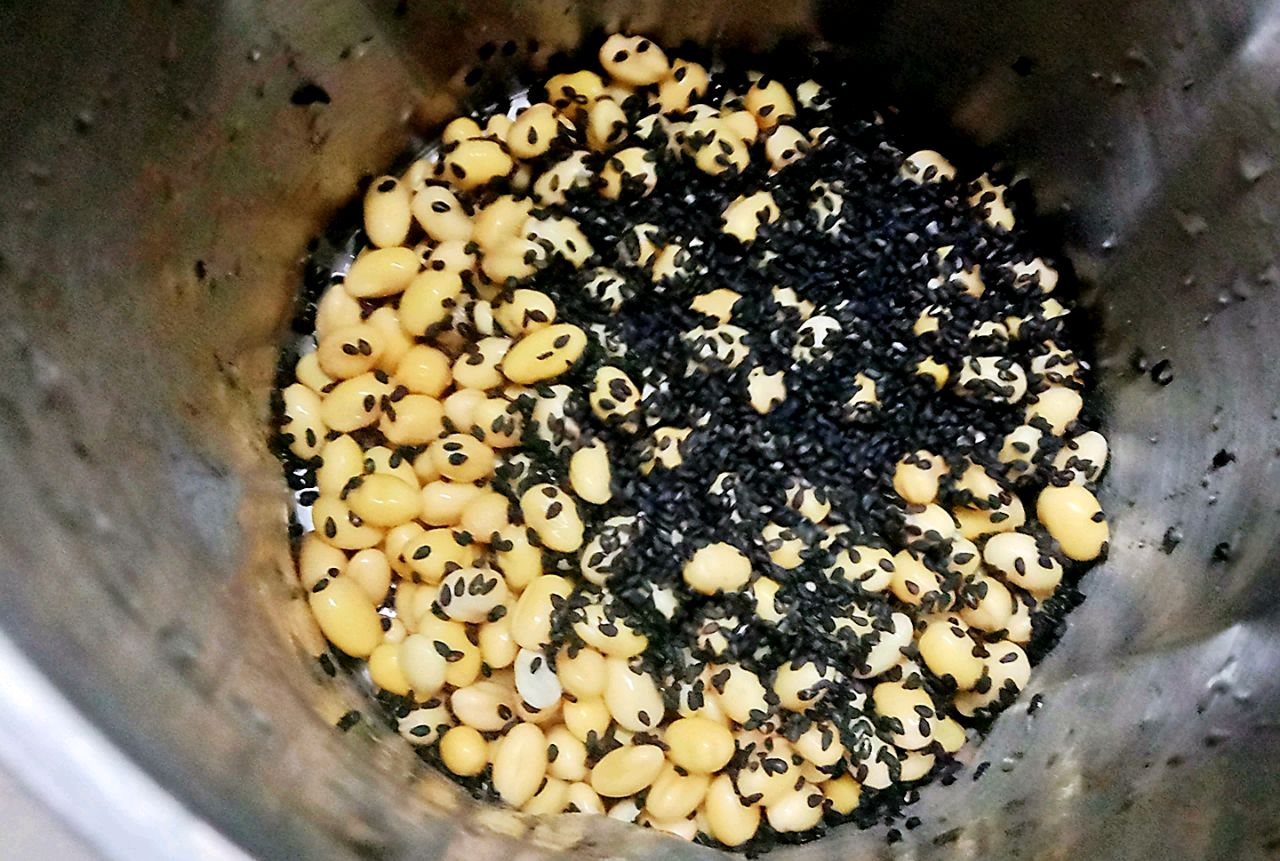 芝麻黑豆豆浆怎么做_芝麻黑豆豆浆的做法_Marlene.Huang_豆果美食