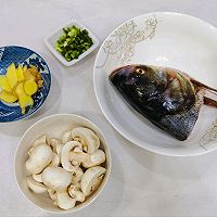 #开启冬日滋补新吃法#蘑菇鱼头汤，温暖滋补，超级好喝！的做法图解2