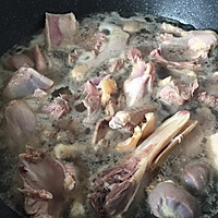 夏日的头道鲜，一鸭两吃之笋干老鸭煲的做法图解1