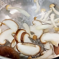 仙剑七里的蘑菇汤饭，真的有那么好吃吗？ | 香喷喷蘑菇饭的做法图解3