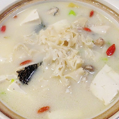 荷仙菇鱼头豆腐汤