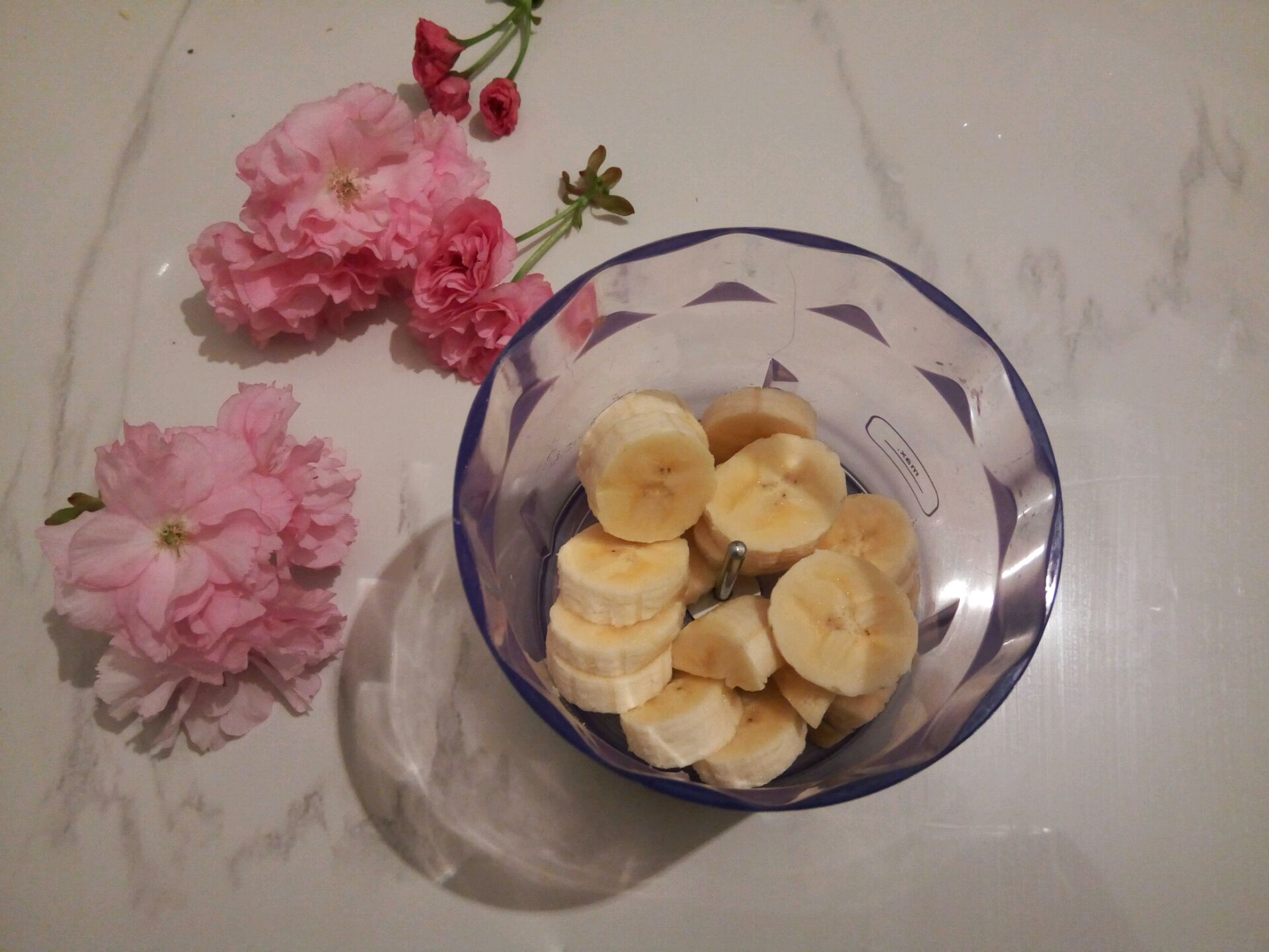 自制香蕉牛奶做法（40秒打一杯简单的香蕉牛奶汁，早餐喝一杯，元气满满，一天不饿） - 生活 - 布条百科