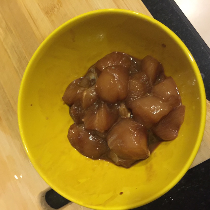 三色彩椒炒鸡丁的做法图解1