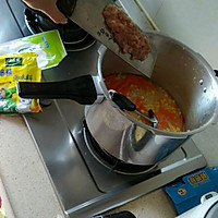 胡萝卜玉米土豆瘦肉粥的做法图解3