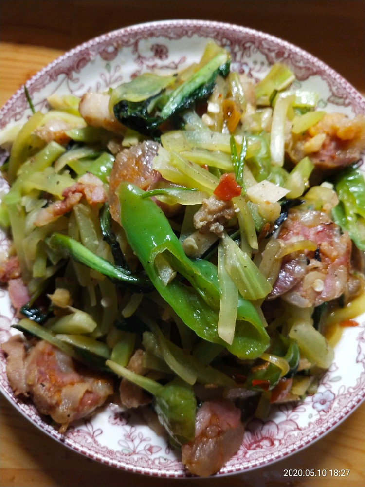 今日招牌菜之一:莴笋炒腊肉的做法