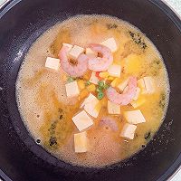 咸蛋黄鲜虾豆腐羹的做法图解10