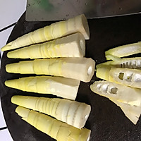 春日菜谱：鲜笋炒五花肉的做法图解1