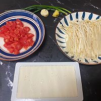 金针菇番茄豆腐汤的做法图解1