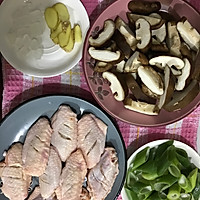香菇蚝油鸡翅的做法图解1