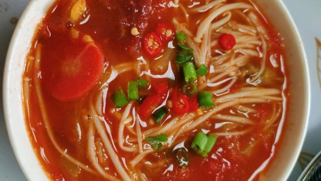 番茄浓汤烩金针菇的做法