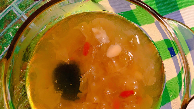 银耳百合枸杞红枣汤的做法